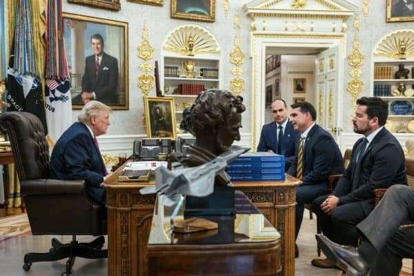 Flávio Bolsonaro Agradece Trump e Depois Culpa Lula no JN