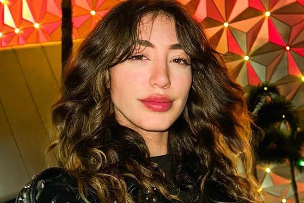 Influenciadora Nicole Louise é criticada por afastamento do pai gay após conversão religiosa
