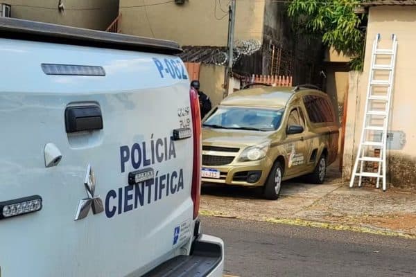 Marido é preso em flagrante por feminicídio após mãe encontrar filha morta no sofá