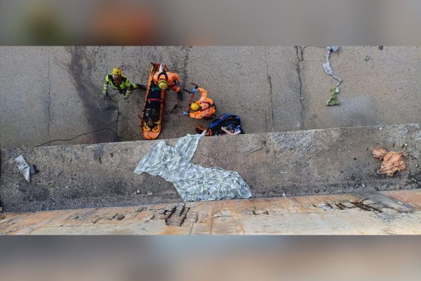 Bombeiros resgatam homem que caiu no Ribeirão Arrudas em BH