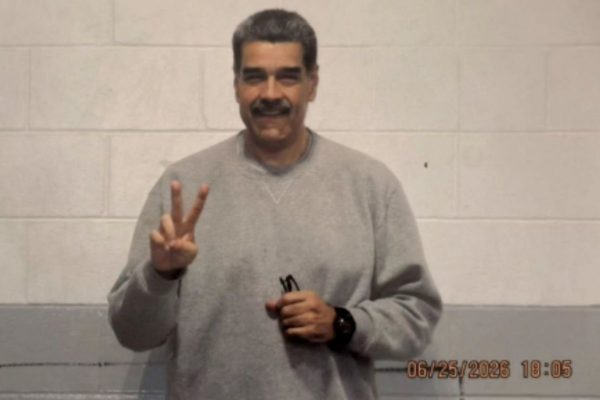 Maduro é visto com uniforme prisional nos EUA em fotos divulgadas