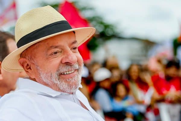 Lula grava vídeos de campanha no Lago Sul com críticas a Flávio Bolsonaro