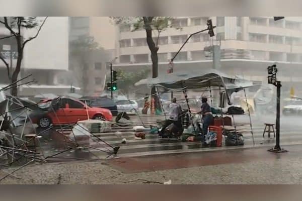 Chuva Forte e Ventania Afetam Feira Hippie em BH Durante Virada Cultural