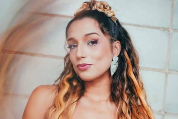 Ex-BBB Samira Sagr surpreende com novo visual loiríssimo no Instagram