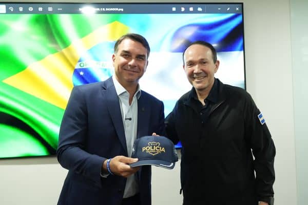 Flávio Bolsonaro defende mais prisões ao lado de ministro de El Salvador