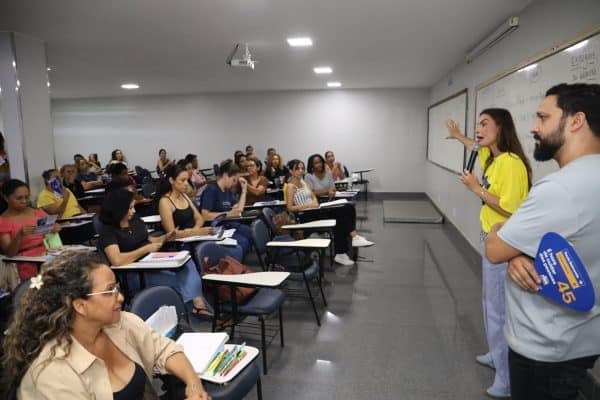 Paula Belmonte defende aumento de servidores no GDF durante aulão de concurso
