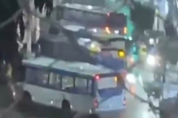 Tiroteio no Rio resulta em 4 mortes e sequestro de 14 ônibus na Zona Oeste