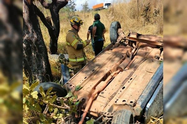 Dois homens e uma mulher falecem após carro cair em ribanceira na BR-070