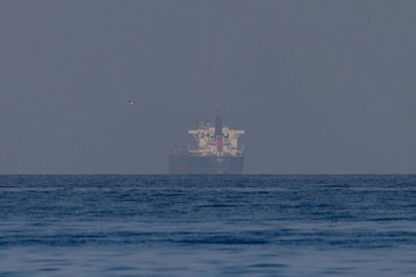 EUA retomam ataques ao Irã no Estreito de Ormuz; regime promete vingança