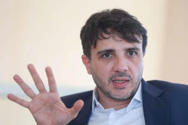 Renan Santos alega “problema interno de sistema” após adiamento de julgamento por Toffoli