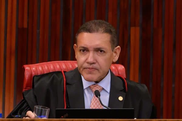 Incêndio atinge casa do presidente do TSE, Nunes Marques, devido a vazamento de gás