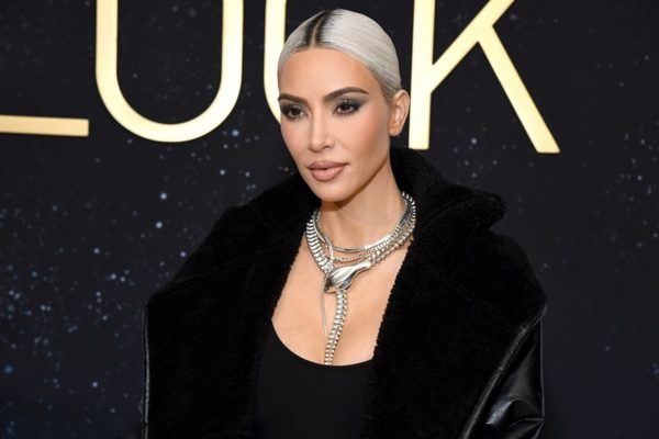 Kim Kardashian relembra pulseiras neon dadas por Madonna na infância