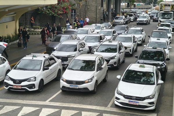 Taxistas em São Paulo pedem que passageiros guardem celular para evitar roubos