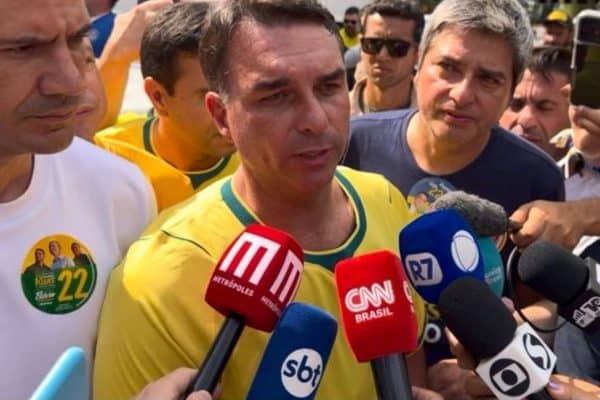 Flávio Bolsonaro tem rejeição de 50% e supera Lula, diz pesquisa BTG/Nexus