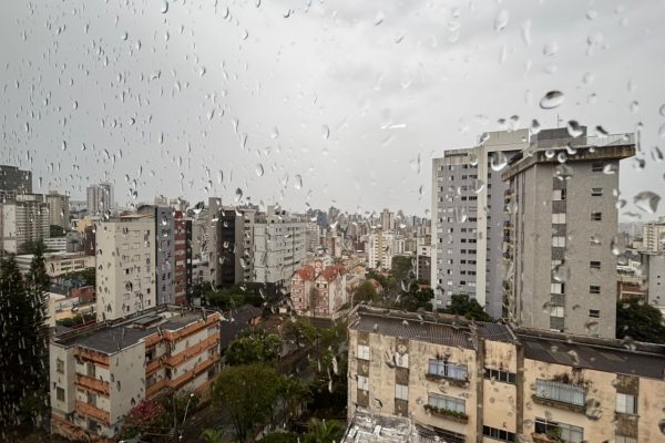 Belo Horizonte enfrenta calor e pancadas de chuva após ventania