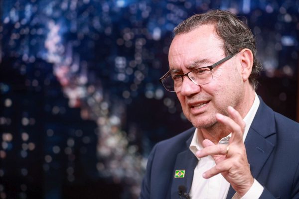 Campanhas presidenciais avaliam acionar TSE por crescimento de Augusto Cury nas redes