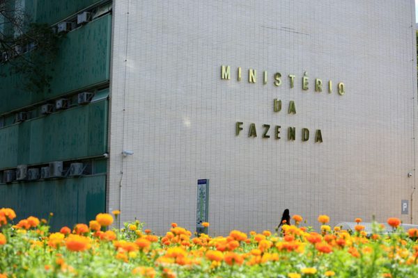 Orçamento de 2027: Governo Lula envia proposta ao Congresso com superávit de 0,5% do PIB
