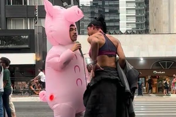 Mulher agride Porquinho da Paulista ao ter pedido de música recusado