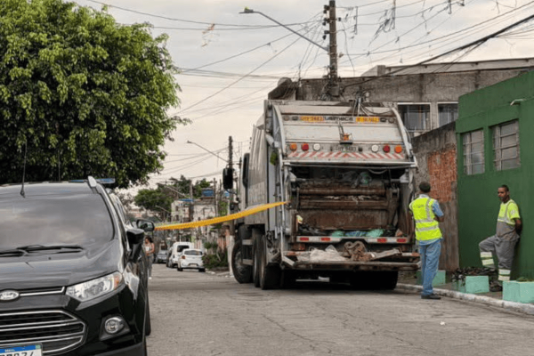 Bebê é achado morto dentro de saco plástico em caminhão de lixo em SP
