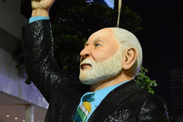 TSE exige que Instagram forneça dados de presidente de escola que homenageou Lula