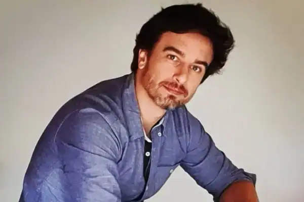 Ator da Globo preso por estupro de criança fazia afirmações falsas em seu perfil nas redes sociais