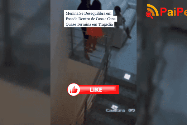 Menina se desequilibra em escada dentro de casa e cena quase termina em tragédia