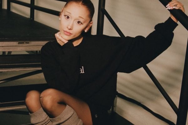 Bomba! Ariana Grande financia ideologia e até troca de gênero em crianças