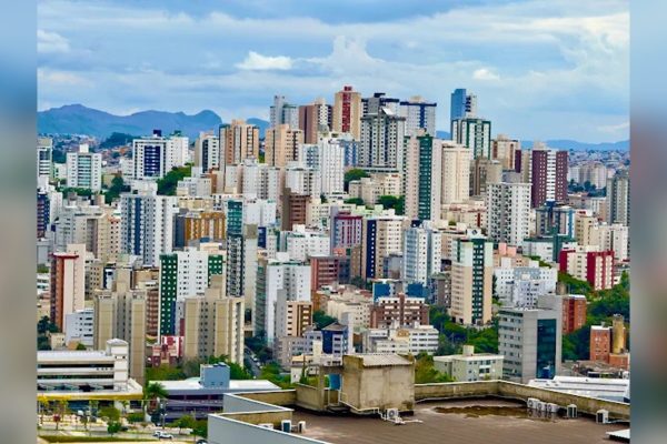 Moradores do Buritis em BH enfrentam falta de água e recorrem a caminhões-pipa