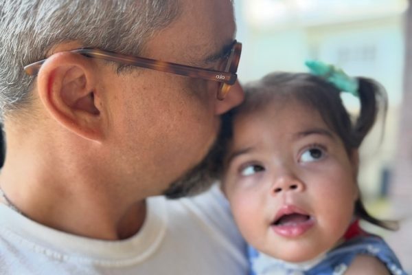 Juliano Cazarré atualiza sobre saúde da filha após internação hospitalar