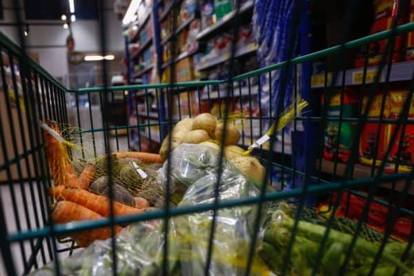 Consumo das famílias diminui e desacelera PIB do 2º trimestre
