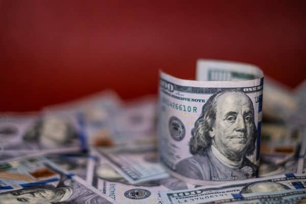 Dólar cai 0,74% e Bolsa sobe com entrada de capital estrangeiro no Brasil