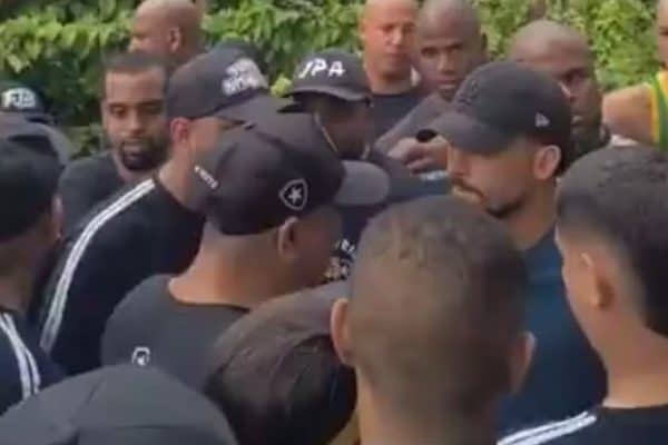 Torcidas do Botafogo protestam contra desempenho do time após derrota no clássico
