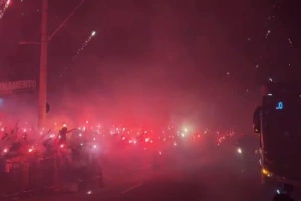 Torcida do Atlético-MG faz “rua de fogo” antes de clássico decisivo na Copa do Brasil