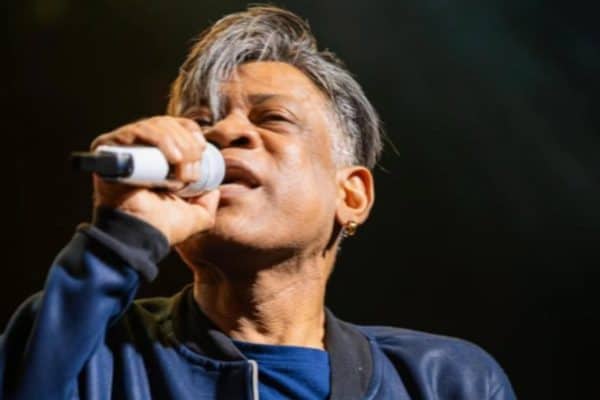 Rogério Valença, ex-vocalista do Calcinha Preta, é sepultado em Pernambuco