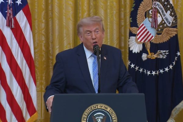 Donald Trump declara manter “boa relação” com o Brasil em evento na Casa Branca