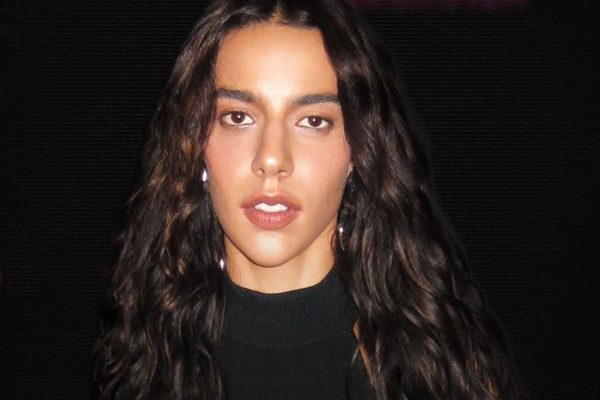 Marina Sena lê clássico sobre ciúme e fãs especulam mensagem para Juliano Floss
