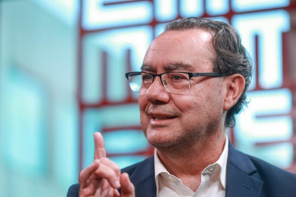 Augusto Cury conquista eleitores moderados e desafia polarização desde 2014