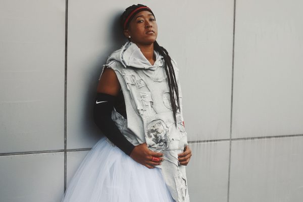 Law Roach veste Naomi Osaka com visual inspirado em jornais no US Open