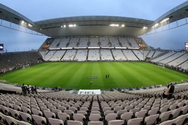 Aníbal Castelo Branco tenta provar que dívida do Corinthians está quase quitada
