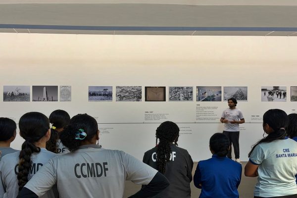 Alunos de Santa Maria se imergem na cultura ao visitar mostra “Utopias em Construção”