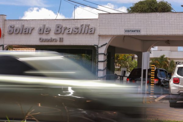 Pai e filho são removidos de condomínio por causar terror na vizinhança