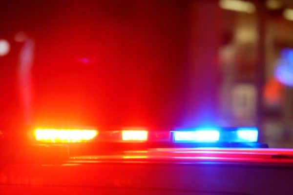 Homem é detido após mulher enviar bilhete de socorro à professora do filho
