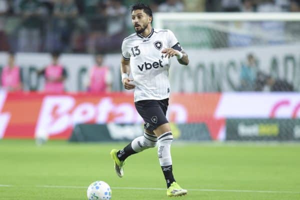 Alex Telles sofre lesão e desfalca Botafogo contra Palmeiras