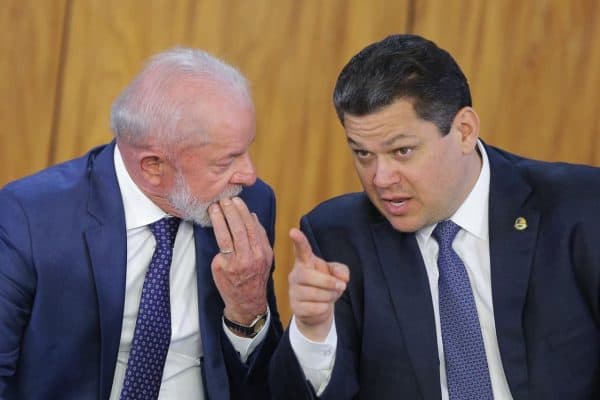 Senado aprova fim da “taxa das blusinhas”; medida aguarda sanção de Lula