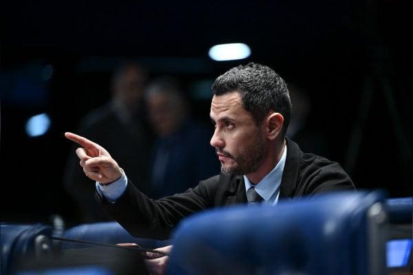 Cleitinho Azevedo e o uso de jatos particulares para viagens a Brasília