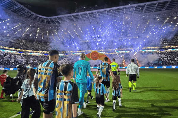 Grêmio supera Internacional e avança para a semifinal da Copa do Brasil