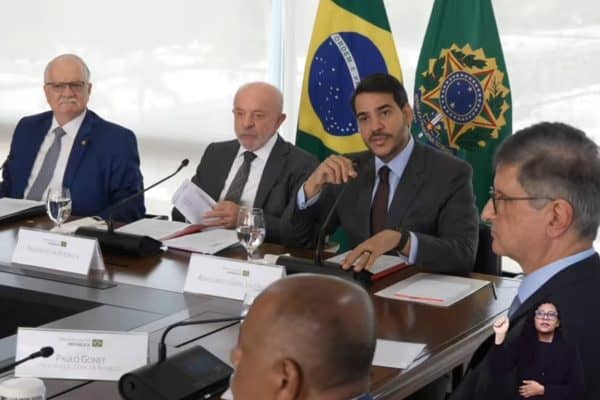 Lula se encontra com Fachin no Planalto após apoiar investigação de crise no STF