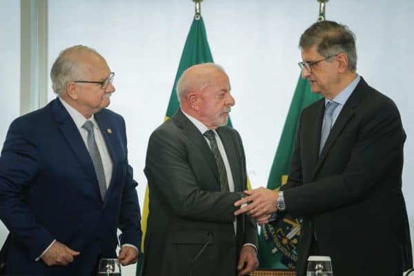 Lula Defende Reforma do Judiciário em Meio à Crise no STF
