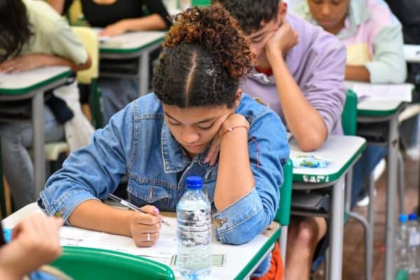 Estudo Levanta Suspeitas de Desempenhos Improváveis no Provão Paulista em 50 Escolas