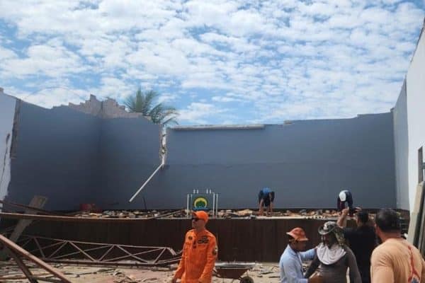 Ventania em Valparaíso de Goiás derruba poste e danifica igreja